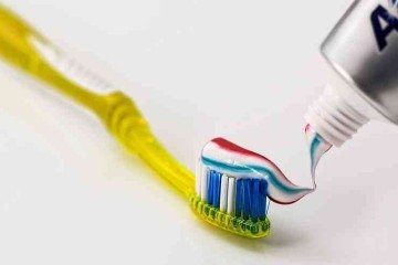 Anvisa mandou interditar todos os lotes do creme dental Colgate Total Clean Mint devido a 'número significativo de relatos adversos associados ao uso do produto' -  (crédito: EM Saude)