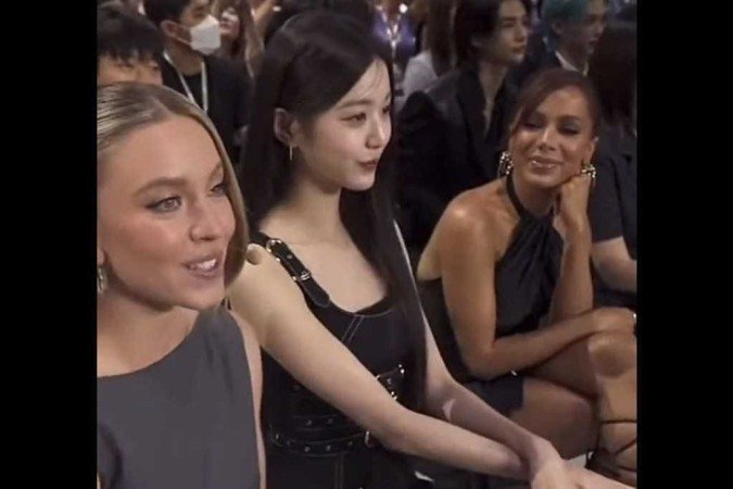 Anitta esteve com atriz de Euphoria durante evento na Coreia do Sul - (crédito: Reprodução/Twitter/@aespyzito) Anitta esteve com atriz de Euphoria durante evento na Coreia do Sul - (crédito: Reprodução/Twitter/@aespyzito)