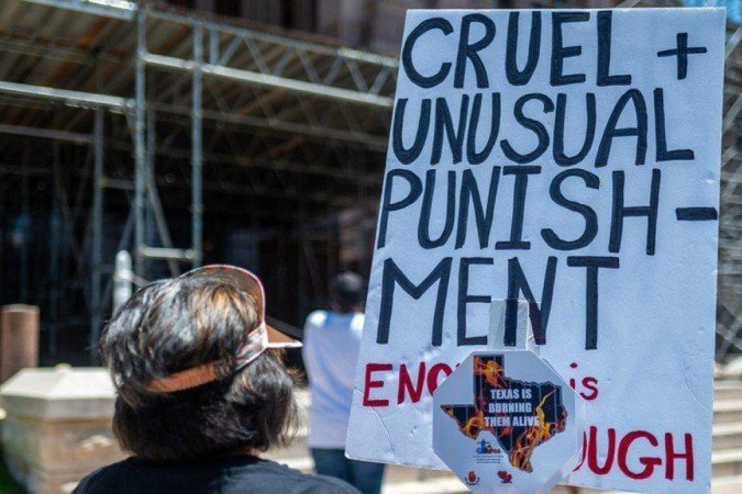 Ativistas que defendem reformas no sistema penitenciário fizeram um protesto este mês no Texas pedindo atenção para a situação dos detentos no calor - (crédito: Getty Images) Ativistas que defendem reformas no sistema penitenciário fizeram um protesto este mês no Texas pedindo atenção para a situação dos detentos no calor - (crédito: Getty Images)