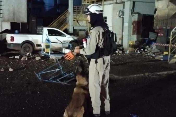 Na manhã desta quinta-feira (27/7) foram chamados reforços para ajudar a encontrar uma pessoa que segue desaparecida - (crédito: Corpo de Bombeiros do Paraná) Na manhã desta quinta-feira (27/7) foram chamados reforços para ajudar a encontrar uma pessoa que segue desaparecida - (crédito: Corpo de Bombeiros do Paraná)