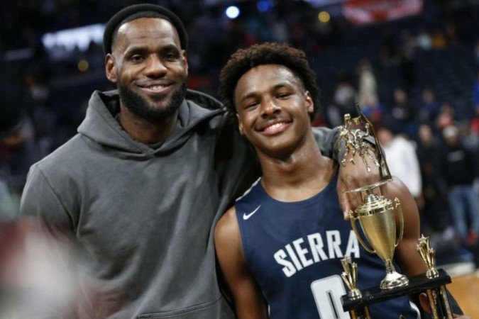 LeBron James não esconde o desejo de jogar ao lado do filho da NBA - (crédito: Reprodução/Redes sociais) LeBron James não esconde o desejo de jogar ao lado do filho da NBA - (crédito: Reprodução/Redes sociais)