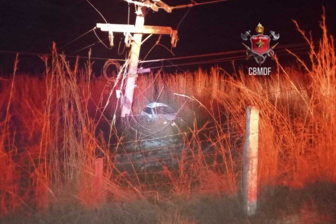 Motorista de 21 anos morre eletrocutado após colidir com poste na DF-190 - (crédito: CBMDF) Motorista de 21 anos morre eletrocutado após colidir com poste na DF-190 - (crédito: CBMDF)