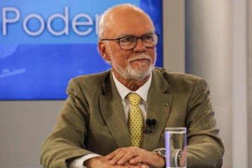   Reginaldo Arcuri, presidente do Grupo Farma Brasil, que representa 12 ind&uacute;strias farmac&ecirc;uticas nacionais, &eacute; o entrevistado do CB.Poder. Na bancada, os jornalistas Sibele Negromonte e Carlos Alexandre.  -  (crédito:  Kayo Magalh&atilde;es/CB/D.A Press)