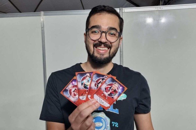 Gabriel Nunes é designer e fez os próprios cards colecionáveis - (crédito: Arthur Ribeiro/ CB Press) Gabriel Nunes é designer e fez os próprios cards colecionáveis - (crédito: Arthur Ribeiro/ CB Press)