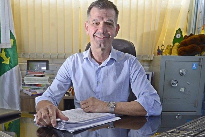 O brasiliense Robson Salazar começou os estudos de história da arte com a atriz Dulcina de Moraes, nos anos 1990, e, desde então, fez do meio artístico e da educação sua missão de vida. Dividido entre o amor pelas escolas de samba e pela sala de aula, o professor é um dos responsáveis por levar o CEF 3 de Sobradinho ao 3º lugar entre os colégios de Brasília, subindo um ponto no Índice de Desenvolvimento da Educação Básica (Ideb) - (crédito: Marcelo Ferreira/CB/D.A Press) O brasiliense Robson Salazar começou os estudos de história da arte com a atriz Dulcina de Moraes, nos anos 1990, e, desde então, fez do meio artístico e da educação sua missão de vida. Dividido entre o amor pelas escolas de samba e pela sala de aula, o professor é um dos responsáveis por levar o CEF 3 de Sobradinho ao 3º lugar entre os colégios de Brasília, subindo um ponto no Índice de Desenvolvimento da Educação Básica (Ideb) - (crédito: Marcelo Ferreira/CB/D.A Press)