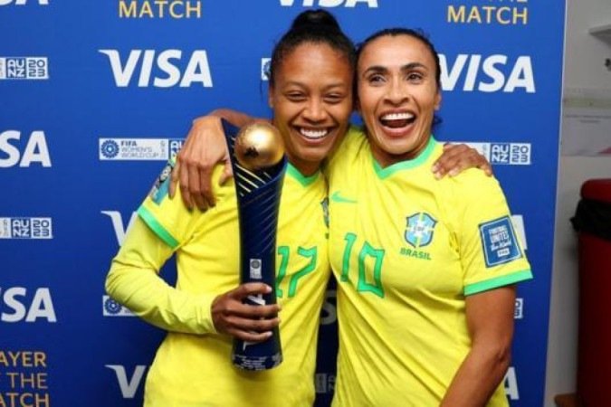Marta (à direita) abraça Ary Borges, que ganhou o troféu de melhor jogadora da partida entre Brasil e Panamá - (crédito: Getty Images) Marta (à direita) abraça Ary Borges, que ganhou o troféu de melhor jogadora da partida entre Brasil e Panamá - (crédito: Getty Images)