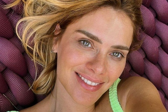 Carolina Dieckmann impressiona com pose inusitada: Carolina Dieckmann impressiona com pose inusitada: