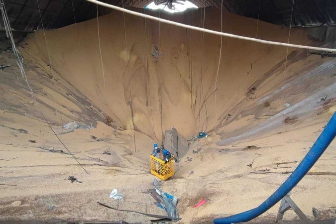Explosão: bombeiros ainda buscam uma vítima sob dez toneladas de milho. - (crédito: Reprodução/ Corpo de Bombeiros Paraná) Explosão: bombeiros ainda buscam uma vítima sob dez toneladas de milho. - (crédito: Reprodução/ Corpo de Bombeiros Paraná)