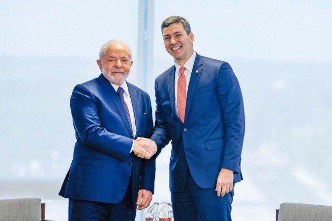 Presidente Lula e Santiago Peña posam juntos. Petista diz que Paraguai deve ser Presidente Lula e Santiago Peña posam juntos. Petista diz que Paraguai deve ser