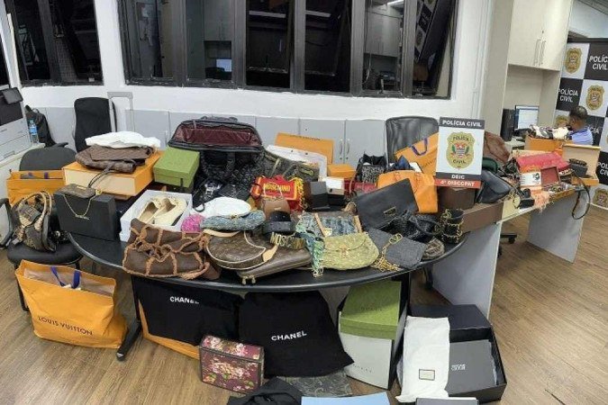 Também foram apreendidas 12 alças de bolsas, nove cintos, oito óculos de sol, cinco relógios de pulso, algumas carteiras, joias e o celular da suspeita - (crédito: Polícia Civil) Também foram apreendidas 12 alças de bolsas, nove cintos, oito óculos de sol, cinco relógios de pulso, algumas carteiras, joias e o celular da suspeita - (crédito: Polícia Civil)