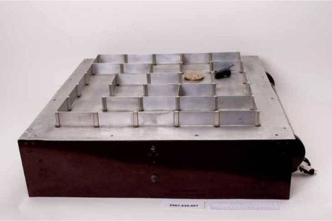 Theseus, um dos primeiros sistemas de inteligência artificial 