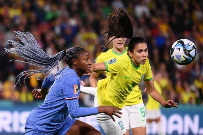 Brazil's defender #02 Antonia (R) and France's forward #11 Kadidiatou Diani fight for the ball during the Australia and New Zealand 2023 Women's World Cup Group F football match between France and Brazil at Brisbane Stadium in Brisbane on July 29, 2023. (Photo by FRANCK FIFE / AFP)
- (crédito: FRANCK FIFE / AFP) Brazil's defender #02 Antonia (R) and France's forward #11 Kadidiatou Diani fight for the ball during the Australia and New Zealand 2023 Women's World Cup Group F football match between France and Brazil at Brisbane Stadium in Brisbane on July 29, 2023. (Photo by FRANCK FIFE / AFP)
- (crédito: FRANCK FIFE / AFP)