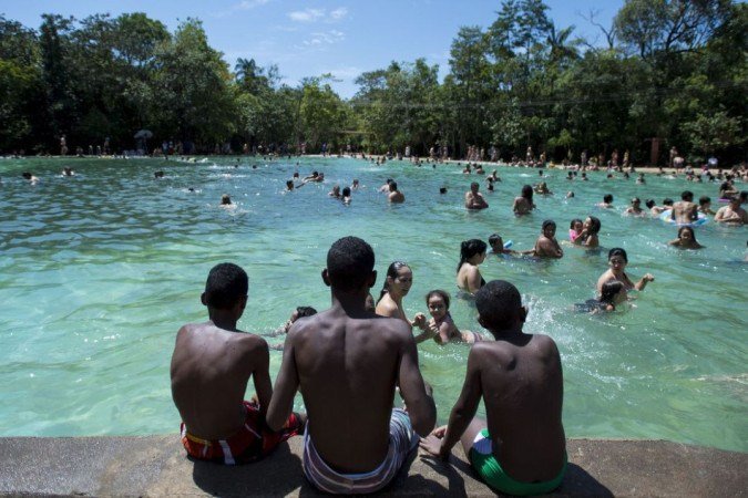 Brasilienses lotam o Parque Nacional, conhecido como ..gua Mineral, em dia de muito sol e calor (Marcelo Camargo/Ag..ncia Brasil)
- (crédito: Marcelo Camargo/Ag..ncia Brasil) Brasilienses lotam o Parque Nacional, conhecido como ..gua Mineral, em dia de muito sol e calor (Marcelo Camargo/Ag..ncia Brasil)
- (crédito: Marcelo Camargo/Ag..ncia Brasil)