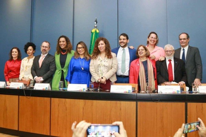 Janja e ministros de Lula participam do lançamento do GT contra assédio no serviço público. Participaram Betânia Lemos, presidente da Enap, Zara Figueiredo, Vinicius de Carvalho, Anielle Franco, Janja Lula da Silva, Esther Dweck, Cida Gonçalvez, Jorge Messias, José Lopes Feijóo e Sérgio Nogueira Seabra - (crédito: Sarah Paes/Esp. CB) Janja e ministros de Lula participam do lançamento do GT contra assédio no serviço público. Participaram Betânia Lemos, presidente da Enap, Zara Figueiredo, Vinicius de Carvalho, Anielle Franco, Janja Lula da Silva, Esther Dweck, Cida Gonçalvez, Jorge Messias, José Lopes Feijóo e Sérgio Nogueira Seabra - (crédito: Sarah Paes/Esp. CB)