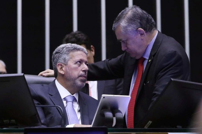 Lira conversa com o líder do governo José Guimarães (PT-CE). Presidente da Câmara tem sido vetor das mudanças -  (crédito: Bruno Spada/Câmara dos Deputados)