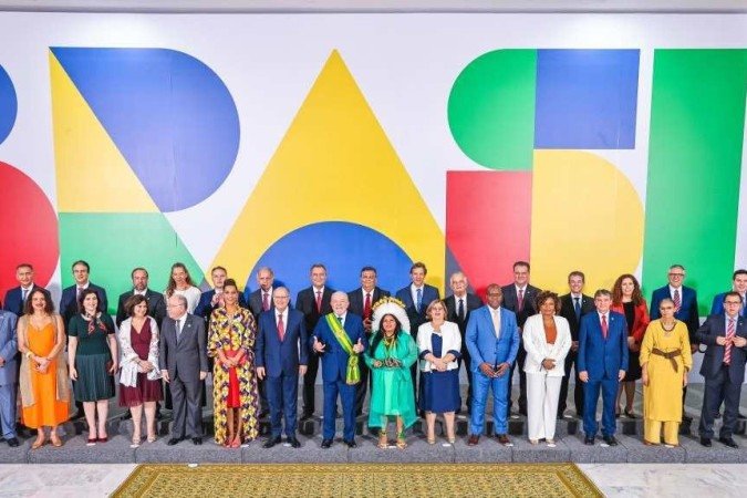 Foto da posse do presidente e seus ministros. Houve quem já tenha saído para dar espaço ao Centrão, mas essa lista tende a aumentar em breve