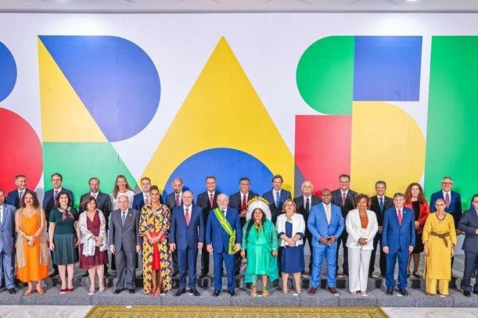 Foto da posse do presidente e seus ministros. Houve quem já tenha saído para dar espaço ao Centrão, mas essa lista tende a aumentar em breve