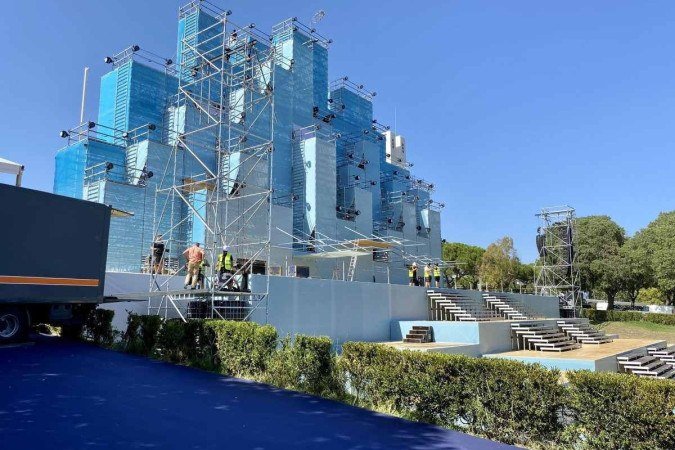 Operários trabalham na finalização de altar na Praça Eduardo VII, onde o papa Francisco rezará várias missas ao longo do evento - (crédito: Fotos: Vicente Nunes/CB/D.A Press) Operários trabalham na finalização de altar na Praça Eduardo VII, onde o papa Francisco rezará várias missas ao longo do evento - (crédito: Fotos: Vicente Nunes/CB/D.A Press)