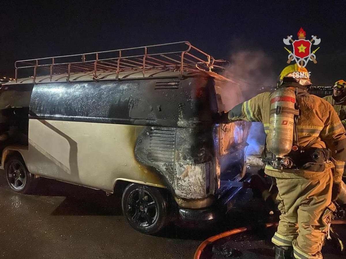 Kombi pega fogo na Ponte JK na noite de sexta-feira (29/7)