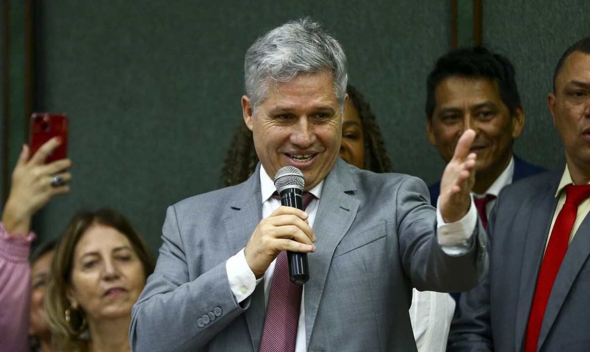 Ministro Paulo Teixeira visita o Paraná após explosão em cooperativa