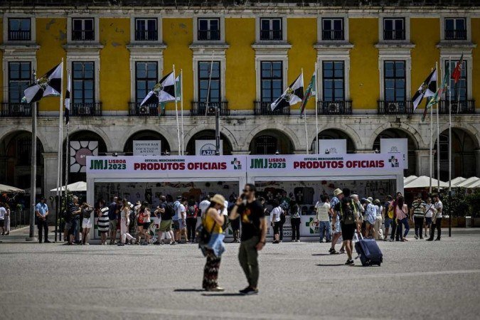 Católicos fazem compras em loja da JMJ na Praça do Comércio, em Lisboa - (crédito: AFP) Católicos fazem compras em loja da JMJ na Praça do Comércio, em Lisboa - (crédito: AFP)