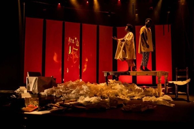 Peça Babilônia Tropical - A Nostalgia do Açúcar . Direção: Marcos Damigo. Com Carol Duarte, Jamile Cazumbá, Ermi Panzo e Leonardo Ventura. No CCBB