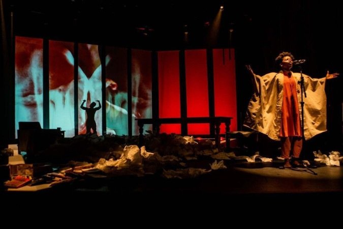 Peça Babilônia Tropical - A Nostalgia do Açúcar . Direção: Marcos Damigo. Com Carol Duarte, Jamile Cazumbá, Ermi Panzo e Leonardo Ventura. No CCBB
