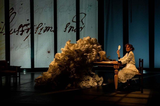 Peça Babilônia Tropical - A Nostalgia do Açúcar . Direção: Marcos Damigo. Com Carol Duarte, Jamile Cazumbá, Ermi Panzo e Leonardo Ventura. No CCBB