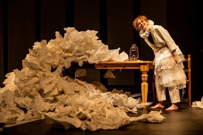 Peça Babilônia Tropical - A Nostalgia do Açúcar . Direção: Marcos Damigo. Com Carol Duarte, Jamile Cazumbá, Ermi Panzo e Leonardo Ventura. No CCBB