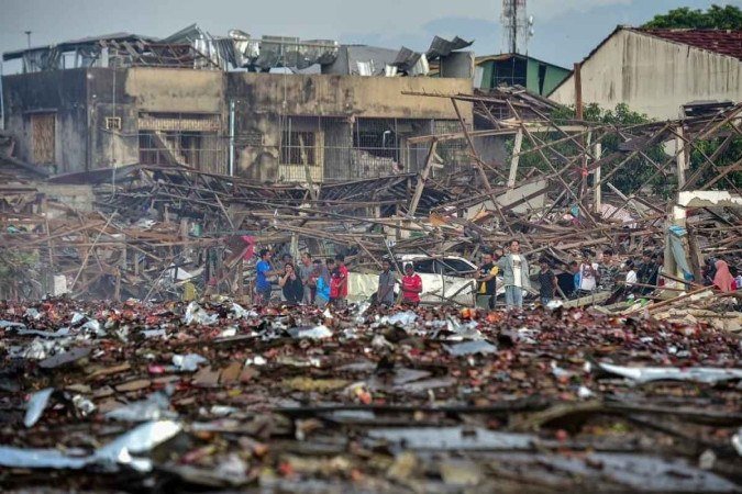 Acredita-se que a explosão tenha sido causada por faíscas de soldagem durante as obras de construção do prédio - (crédito: Madaree Tohlala / AFP) Acredita-se que a explosão tenha sido causada por faíscas de soldagem durante as obras de construção do prédio - (crédito: Madaree Tohlala / AFP)