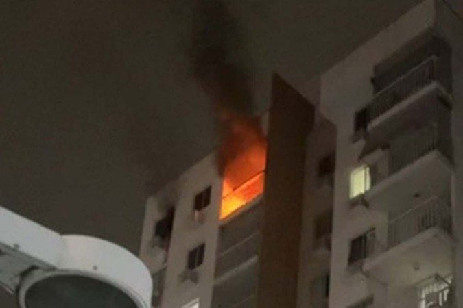 As causas do incêndio ainda serão investigadas pela Polícia Civil do Rio de Janeiro (PCRJ) - (crédito: Reprodução/Twitter @choquei) As causas do incêndio ainda serão investigadas pela Polícia Civil do Rio de Janeiro (PCRJ) - (crédito: Reprodução/Twitter @choquei)