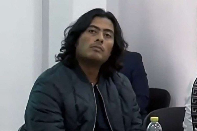Nicolas Petro, filho do presidente colombiano Gustavo Petro, participando de uma audiência em Bogotá em 30 de julho de 2023, um dia depois de ser preso sob a acusação de lavagem de dinheiro e enriquecimento ilícito - (crédito: AFP) Nicolas Petro, filho do presidente colombiano Gustavo Petro, participando de uma audiência em Bogotá em 30 de julho de 2023, um dia depois de ser preso sob a acusação de lavagem de dinheiro e enriquecimento ilícito - (crédito: AFP)