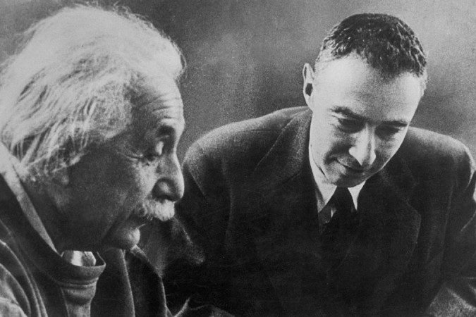 Albert Einstein e Robert Oppenheimer conviveram no Instituto de Estudos Avançados de Princeton - (crédito: Getty Images) Albert Einstein e Robert Oppenheimer conviveram no Instituto de Estudos Avançados de Princeton - (crédito: Getty Images)