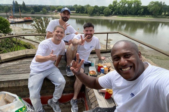 Oséas (à direita) com sua equipe em pausa durante trabalho em Londres - (crédito: Oseas Andrade) Oséas (à direita) com sua equipe em pausa durante trabalho em Londres - (crédito: Oseas Andrade)