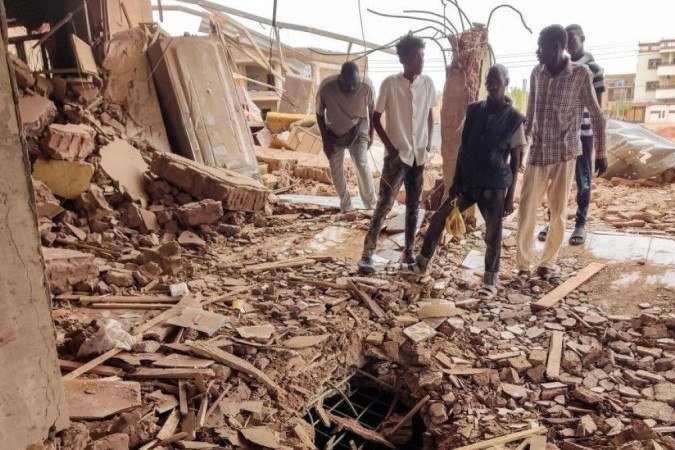 A cidade de Cartum foi atingida por lutas violentas e bombardeios
- (crédito: Getty Images) A cidade de Cartum foi atingida por lutas violentas e bombardeios
- (crédito: Getty Images)