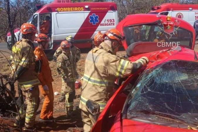Bombeiros atendem a vítimas de colisão entre carro e moto, na DF-128 - (crédito: CBMDF/Divulgação) Bombeiros atendem a vítimas de colisão entre carro e moto, na DF-128 - (crédito: CBMDF/Divulgação)