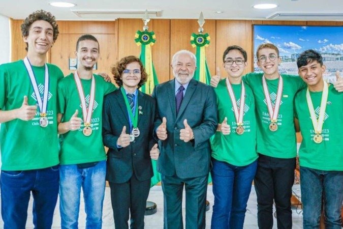 Presidente Lula recebeu em seu gabinete um grupo de alunos medalhistas em olimpíadas de matemática - (crédito: Ricardo Stuckert) Presidente Lula recebeu em seu gabinete um grupo de alunos medalhistas em olimpíadas de matemática - (crédito: Ricardo Stuckert)