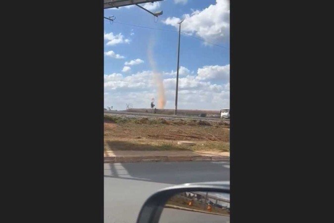 Redemoinho gigante foi visto em área próxima ao antigo aterro sanitário da cidade Estrutural - (crédito: Acervo pessoal) Redemoinho gigante foi visto em área próxima ao antigo aterro sanitário da cidade Estrutural - (crédito: Acervo pessoal)