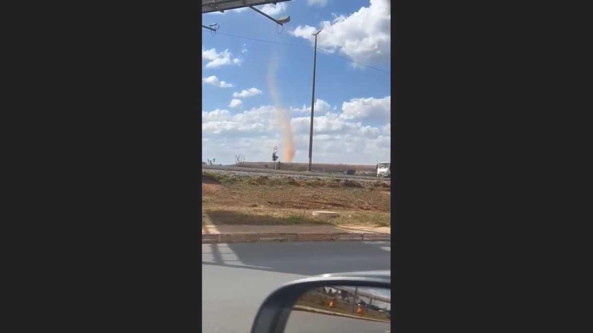 Susto! Redemoinho gigante é visto na região da Estrutural