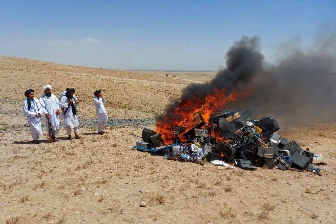 Talibãs incendiam pilha de instrumentos musicais nos arredores de Herat, a terceira maior cidade do Afeganistão, no oeste do país - (crédito: Ministério da Propagação da Virtude e da Prevenção do Vício do Afeganistão/AFP) Talibãs incendiam pilha de instrumentos musicais nos arredores de Herat, a terceira maior cidade do Afeganistão, no oeste do país - (crédito: Ministério da Propagação da Virtude e da Prevenção do Vício do Afeganistão/AFP)