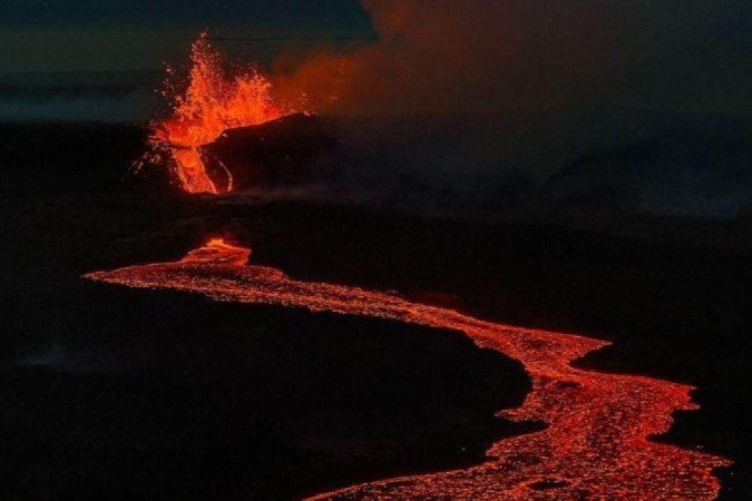 Três fissuras apareceram a nordeste da base da montanha Litli-Hrútur - (crédito: Sophie Carr) Três fissuras apareceram a nordeste da base da montanha Litli-Hrútur - (crédito: Sophie Carr)