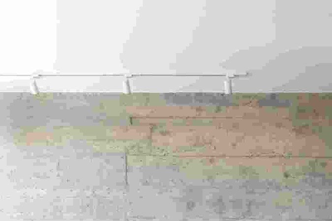 No apartamento Aurora, o principal destaque de concreto aparente está nas paredes