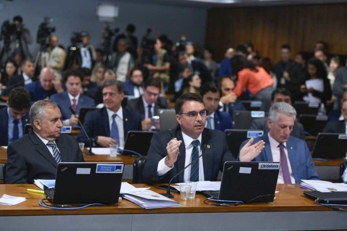 Em pronunciamento, o senador Flávio Bolsonaro (PL-RJ), entre o senador Izalci Lucas (PSDB-DF) e o deputado Rogério Correia (PT-MG) -  (crédito: Edilson Rodrigues/Agência Senado)