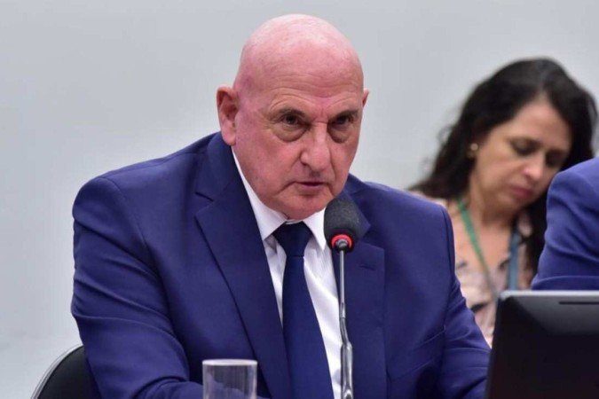 G. Dias começou o depoimento contando a sua história de vida até chegar ao Exército -  (crédito: Zeca Ribeiro/Câmara dos Deputados)