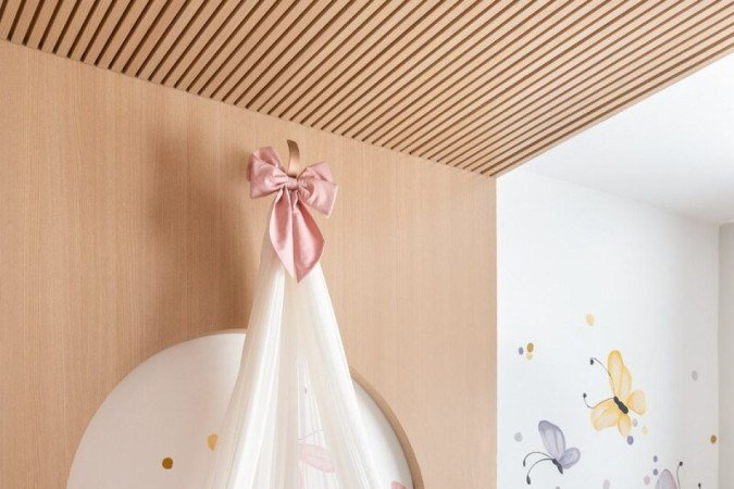 Jardim florido, pintado à mão pelos artistas Raquel e Caio Lobato, que cria um um cenário cativante e alegre