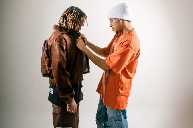 Da direita para a esquerda, Alisson Abreu ajusta peça autoral no modelo Bwayne