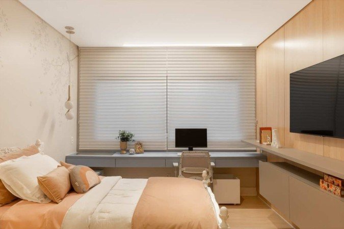 
Pintura à mão de flores delicadas trazem atmosfera romântica 
