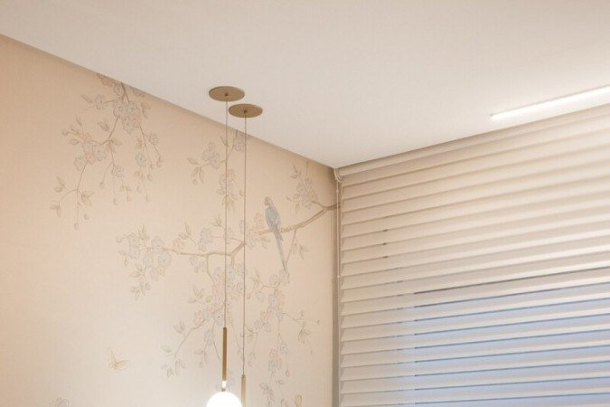 Pintura à mão de flores delicadas trazem atmosfera romântica 
