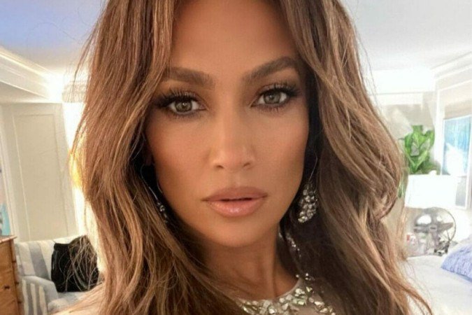 A artista posou nas redes exibindo as curvas definidas em peça azul
- (crédito: Reprodução/Instagram @jlo) A artista posou nas redes exibindo as curvas definidas em peça azul
- (crédito: Reprodução/Instagram @jlo)
