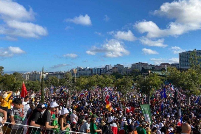 Multidão participa da missa de abertura da Jornada Mundial da Juventude, no Parque Eduardo VII, em Lisboa: pontífice chega hoje 